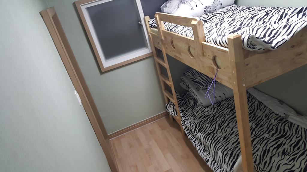 Ninano Guesthouse Кьонджу Номер фото